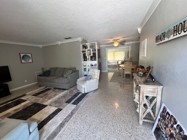 Foto del edificio - 6month Min. Gulfport High & Dry Home