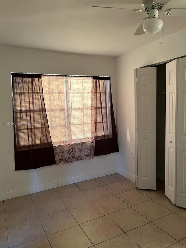 Foto del edificio - 3721 SW 62nd Ave