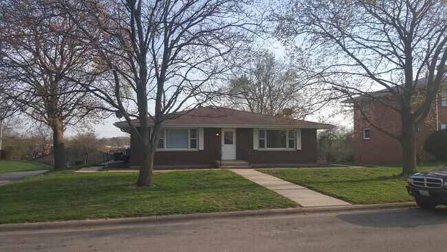 Building Photo - 5841 Garrett Ln