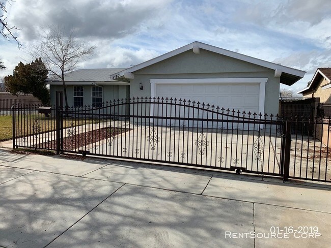 Building Photo - 6 Bedroom Home For Rent in Palmdale!
