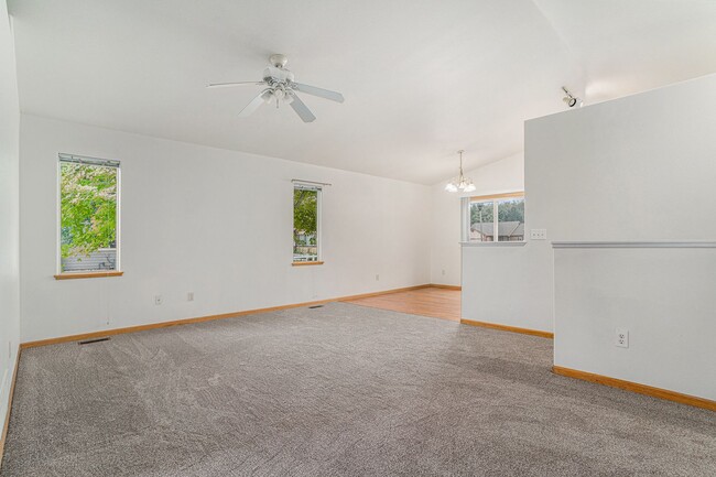 Building Photo - Recently Updated 3Bd 2bath Ranch