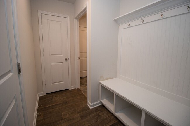 Foto del edificio - Gorgeous 3 Bedroom, 2 Bath - Available Mid...