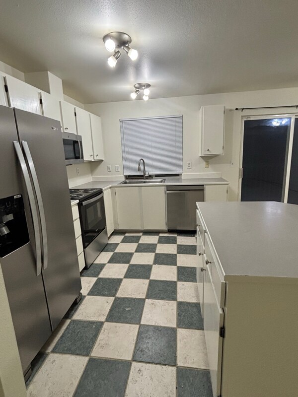 Building Photo - 638 Main St