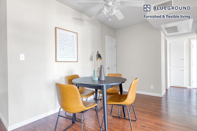 Foto del edificio - 6121 Glade Ave