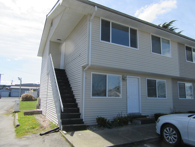 upstairs - 1019 22nd St