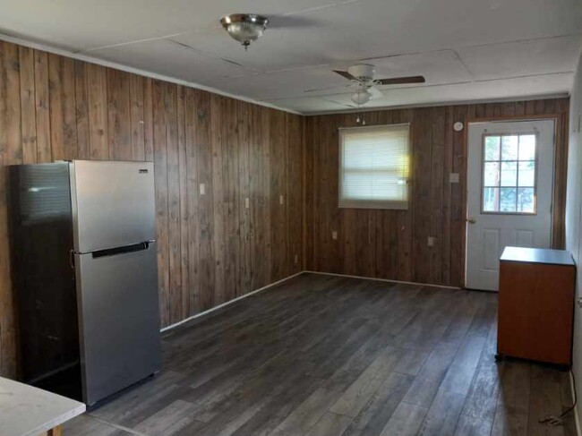 Building Photo - Lakeview Landing