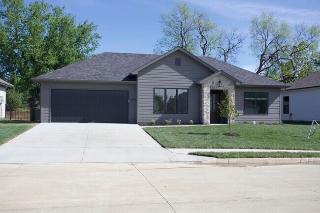 Building Photo - 7691 N Rainbow Dr