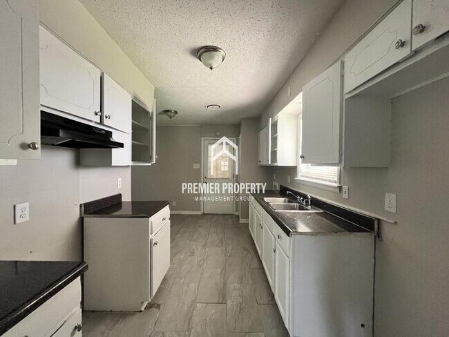 Building Photo - 1848 Dearing Rd