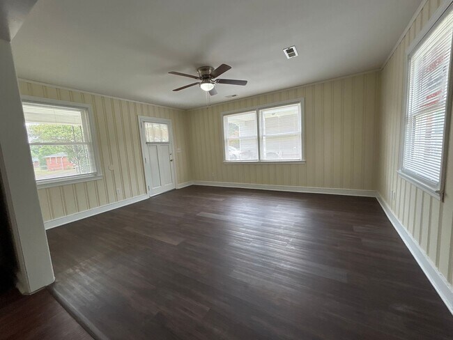Building Photo - 999 Seminole Dr