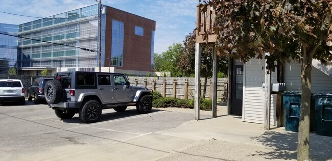 BSU-HP A 100 PIES DE DISTANCIA - 701 N Dicks St