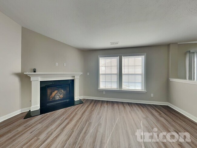 Foto del edificio - 3345 Deerbrook Dr