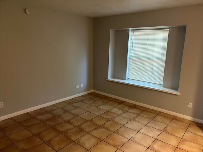 Building Photo - 1611 Mapleton Dr