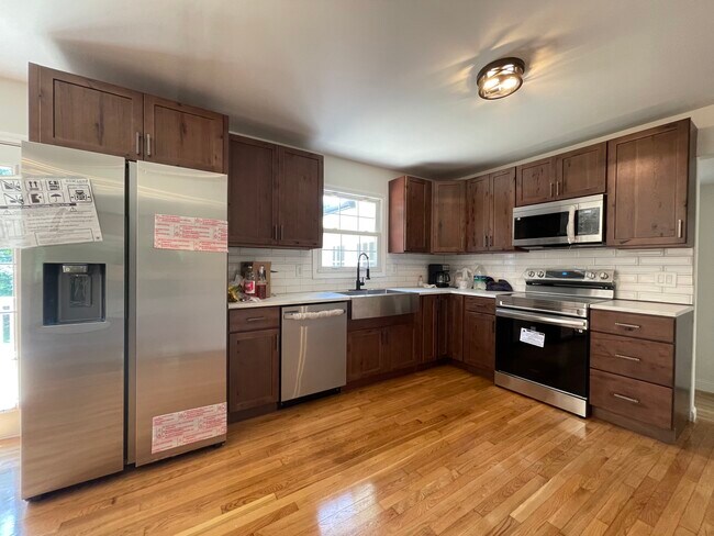 Building Photo - 129 Knoll Wood Cir