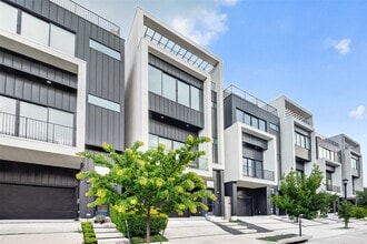 Building Photo - 807 Memorial Heights Dr