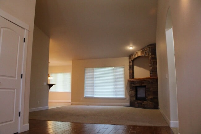 Building Photo - Relaxing Home With Beautiful Touches!