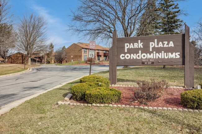 Building Photo - 9082 N Park Plaza Ct