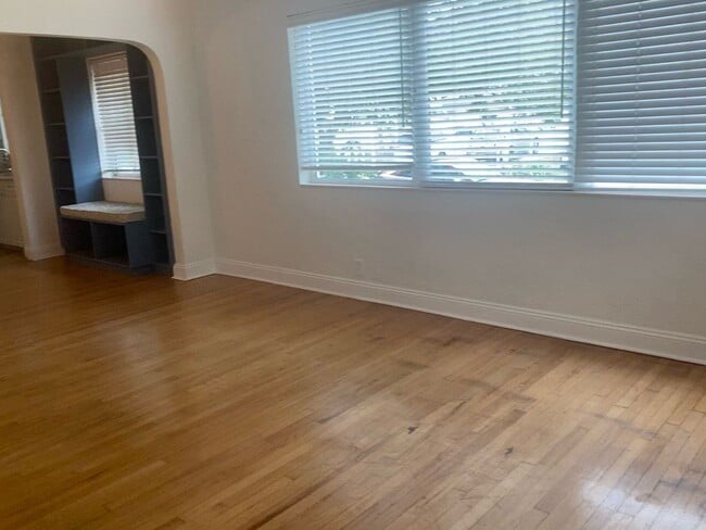 Foto del edificio - Euclid/Woodlawn Roommate Dream 4/3 home