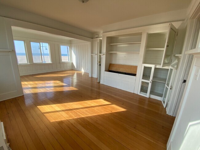 Building Photo - 511 Ocean Front Walk