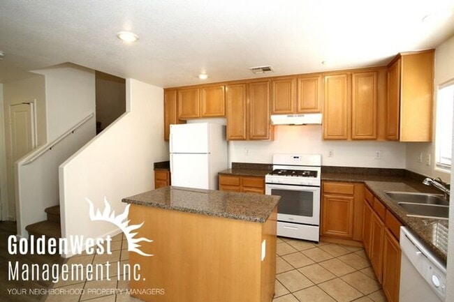 Building Photo - Beautiful Newly Remodeled 3Bdm 2.5Ba Locat...