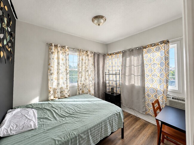 Foto del edificio - 2315 Gilford St