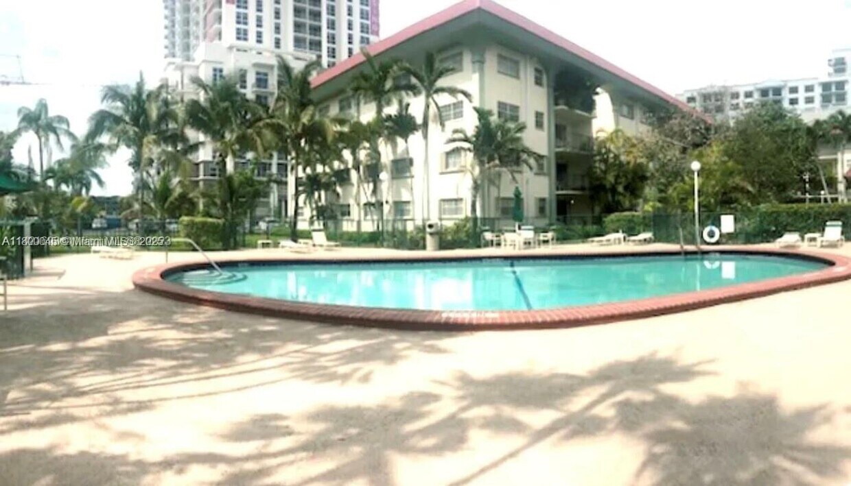 Foto principal - 8101 SW 72nd Ave