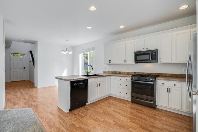 Building Photo - Beautiful 3 Bed, 2.5 Bath Rental Home in B...