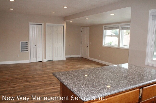 Building Photo - 2 br, 1.5 bath House - 2325 Scenic Ave