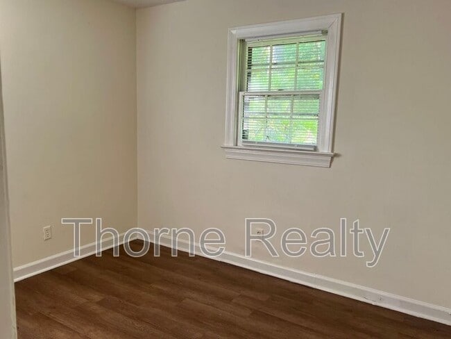 Building Photo - 501 Nelson St