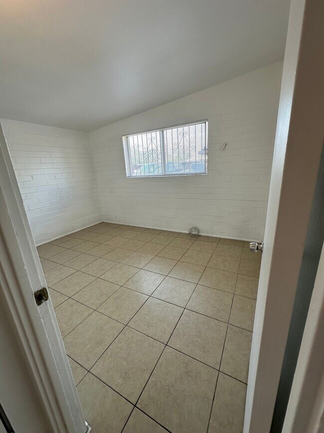 Foto del edificio - 1053 E Prince Rd