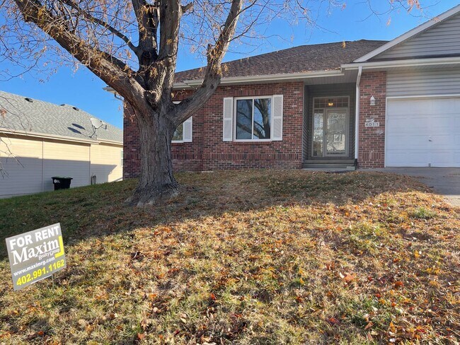 Foto del edificio - Northwest Omaha Gem: 2,700 Sq Ft, 3-Bedroo...