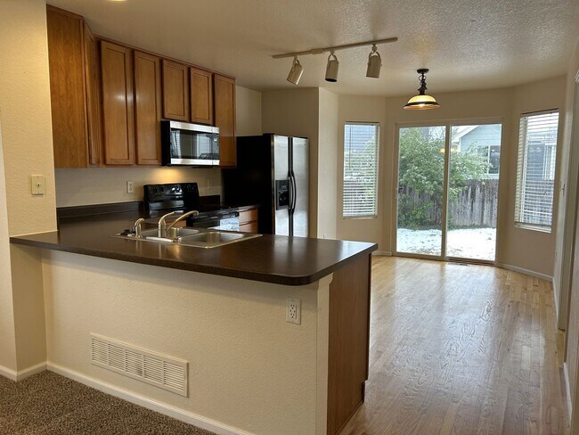 Foto del edificio - $200 Off First Month! Spacious 3-Bedroom Home with Fenced Yard – Available Now
