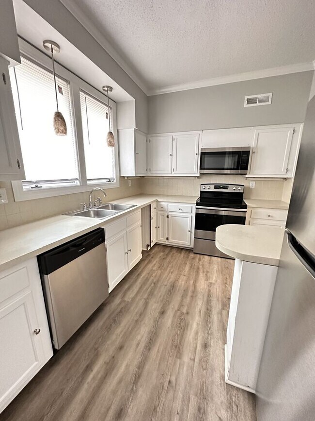 Foto del edificio - Large 2 Bedroom 2 Bath Condo in the Forest Oaks Community!!