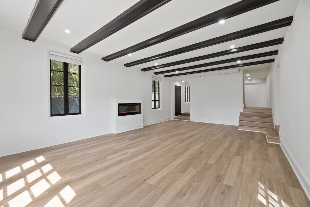 Foto principal - 9 bed 4 bath, available 2026!!