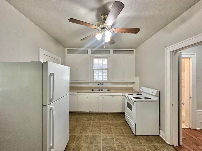 Building Photo - College Ave Triplex