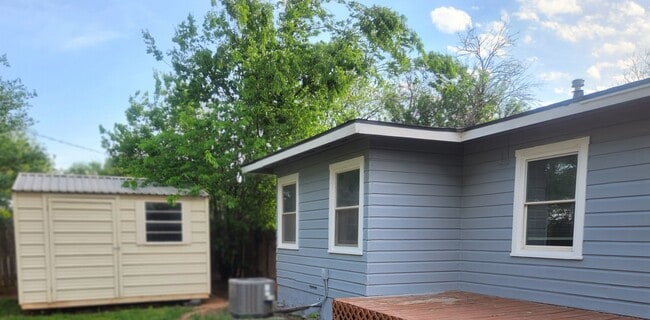 Foto del edificio - 417 Woodlawn Dr