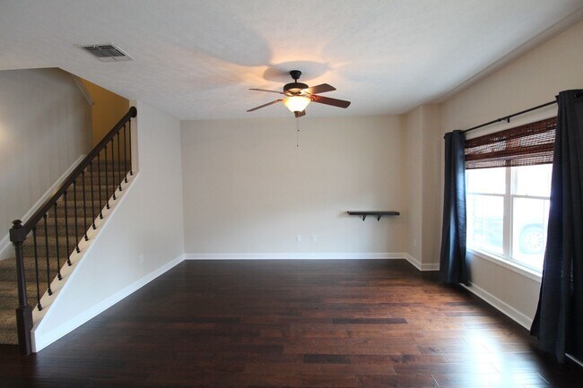Building Photo - 3 bedroom townhome for rent! - 120 Cedar P...