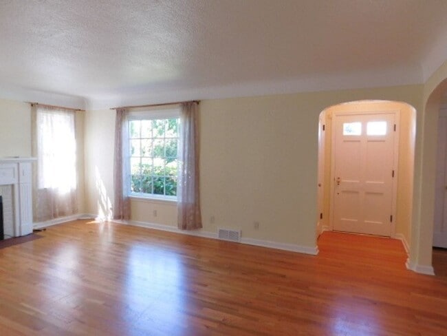 Building Photo - 3Bd/1Ba Two Story House w/ Basement - Avai...