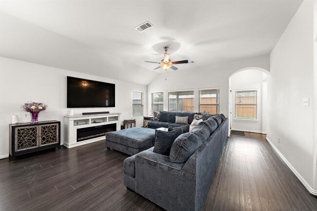 Building Photo - 23706 Via Viale Dr