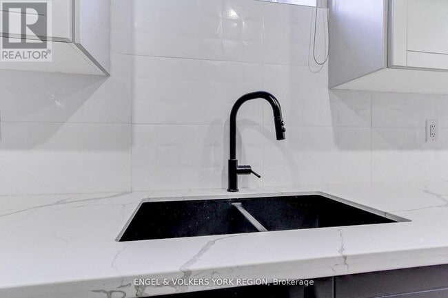 Building Photo - 4 Valley Point Cres