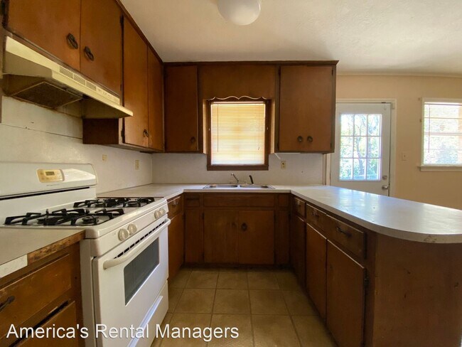 Foto del edificio - 3 br, 2 bath House - 443 Upton Road