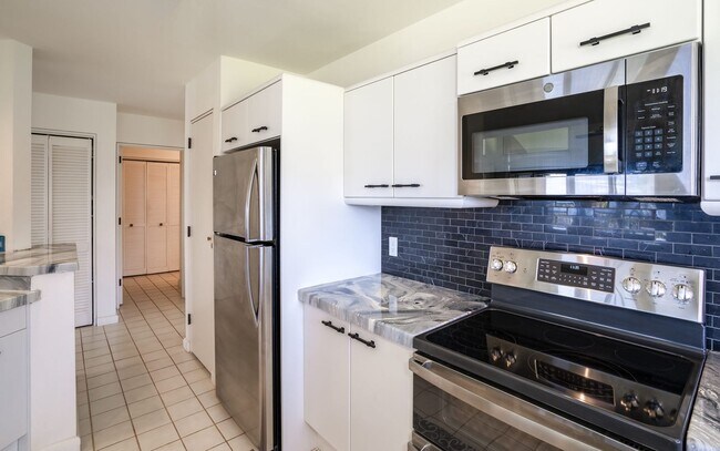 Foto del edificio - Furnished Masters, 2 Bed, 2 Bath Condo wit...