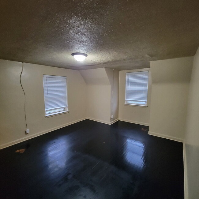 Foto del edificio - 4BR House w/2-car Garage & Fenced Backyard