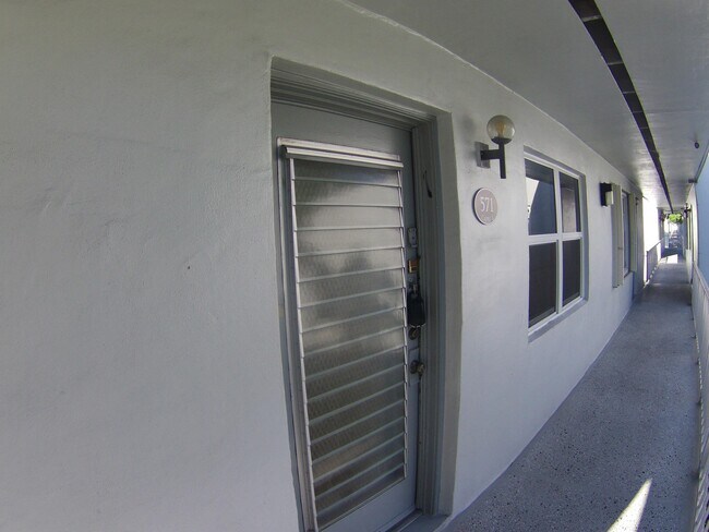 Foto del edificio - 571 Capri L