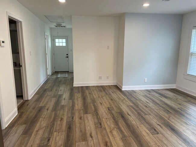 Building Photo - Renovated 3 Bedroom Near UNCG