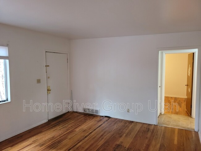 Building Photo - 915 S 900 E