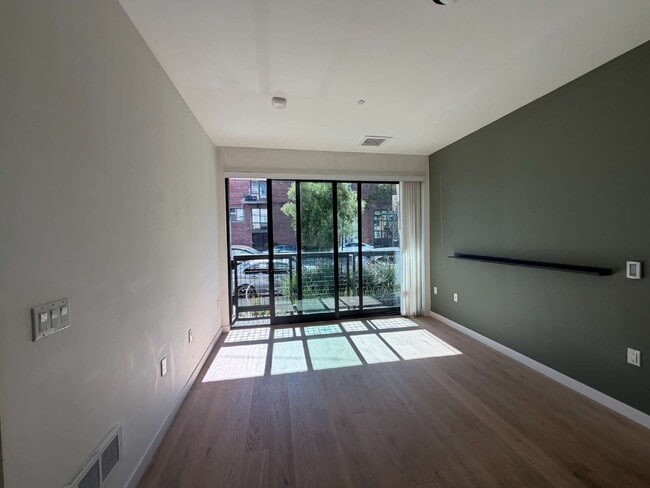 Building Photo - Luxurious Updated Condo in Dogpatch