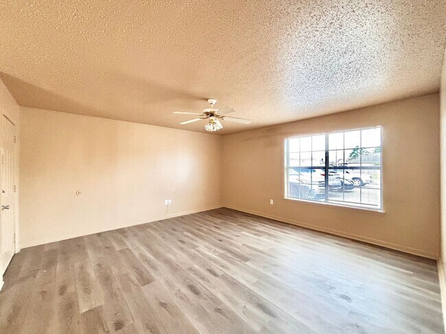 Building Photo - Three Bedroom Apartment with Spacious Dini...