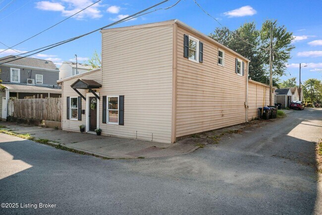 Building Photo - 1112 E Oak St