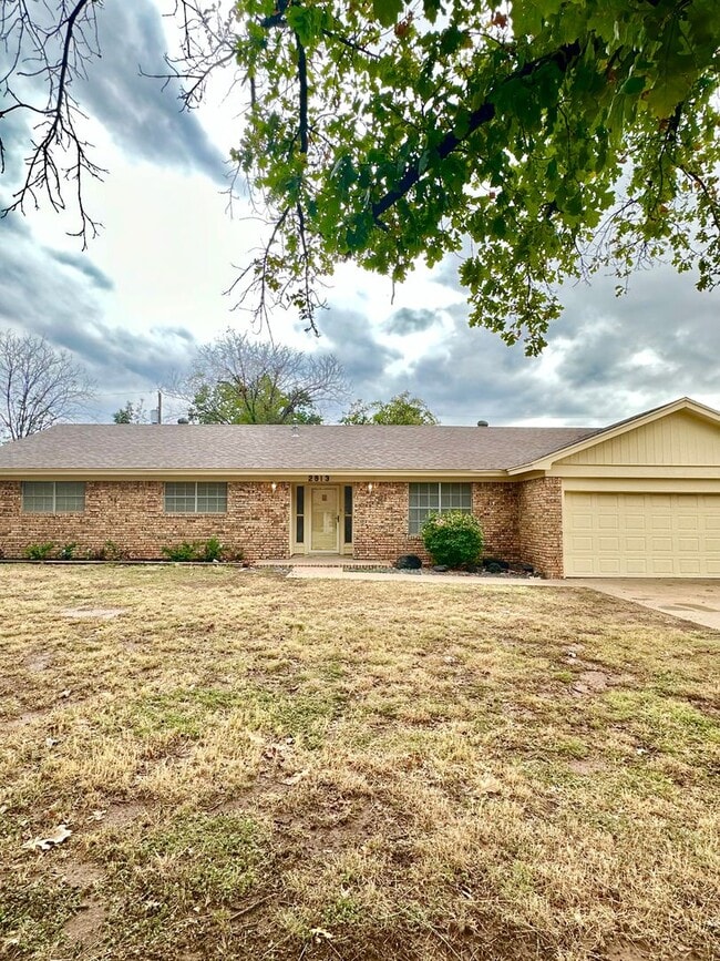 Building Photo - 2913 Oak Forest Dr
