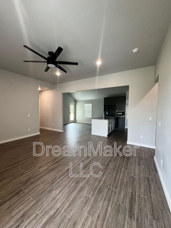 Building Photo - 736 Apple Blossom Way